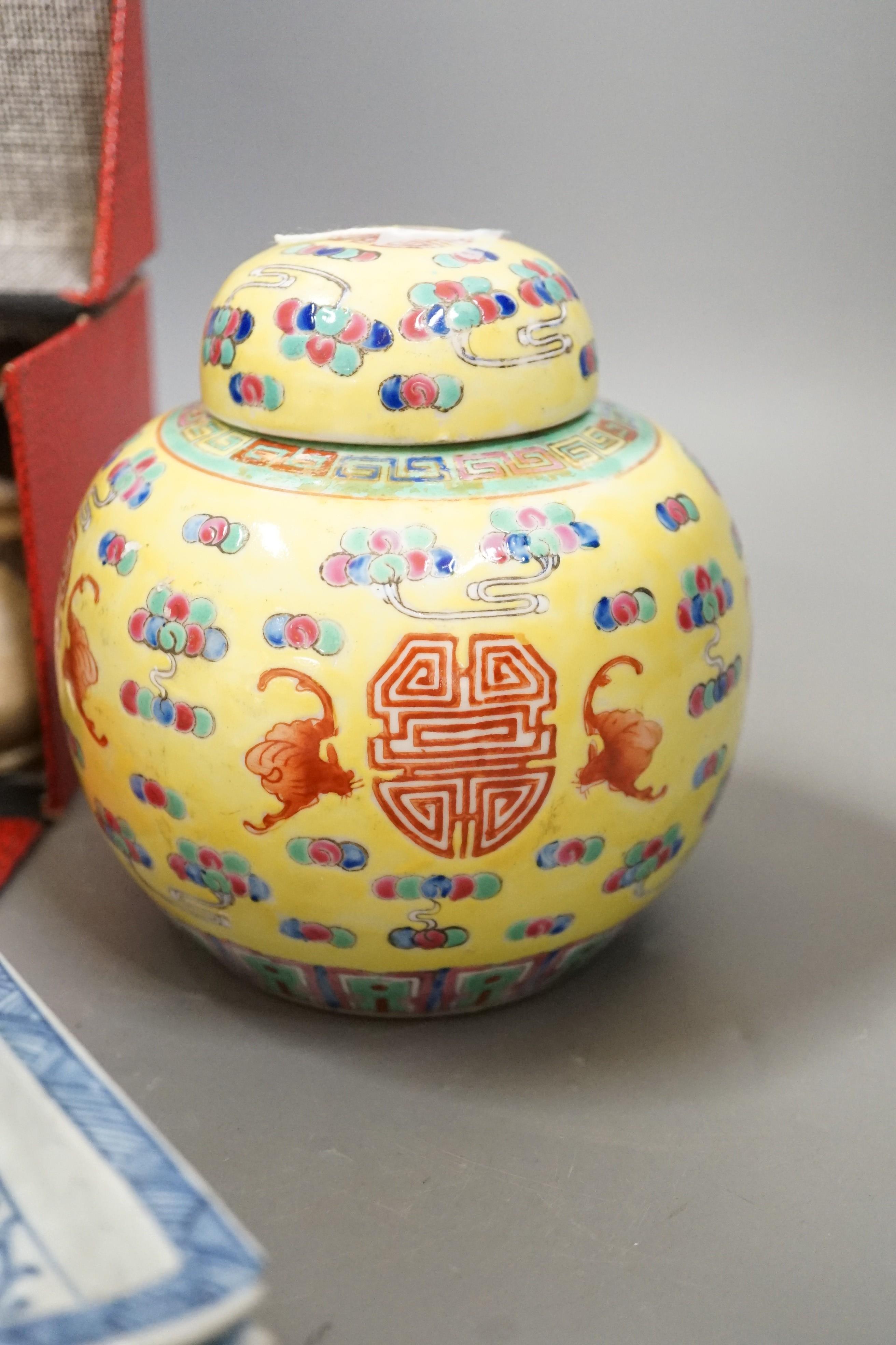 A set of Chinese blue and white supper dishes, late Qing and a Chinese yellow ground jar cover, early 20th century